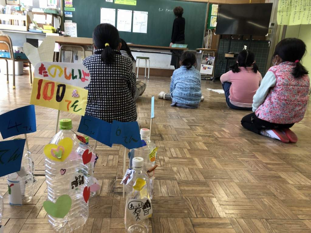 臼杵市議会教育民生委員会　市内の小学校を視察