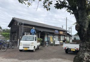 JR熊崎駅の構内清掃