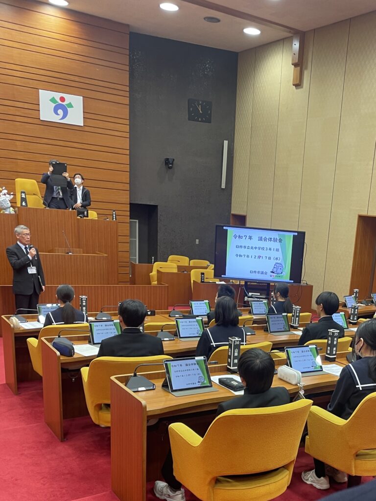 中学生が議場見学に来てくれました
