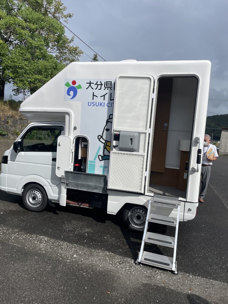 臼杵市にトイレカーがやってきた